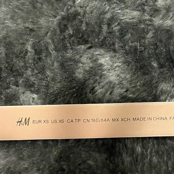 NWOT 5 hole white textured belt ✨ - Picture 5 of 7